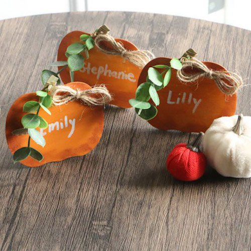 Charming Wooden Pumpkin Place Cards for Thanksgiving